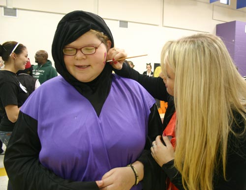 Tiffani Holder gets her face painted by Kappa